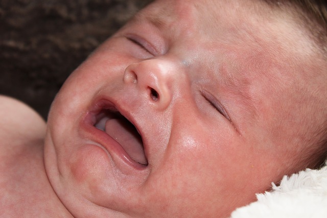 Neugeborenes Baby schreit